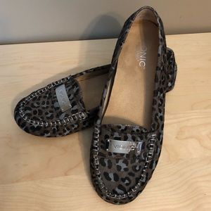 Vionic Sydney gray leopard print leather loafers 9